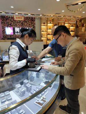 為消費(fèi)者把關(guān)！莆田質(zhì)檢督導(dǎo)檢查黃石工藝城各黃金珠寶首飾商場(chǎng)